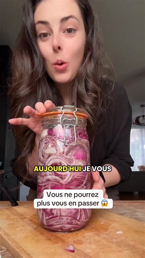 Femme engagée ✊️ on Instagram: "Pickles d’oignons rouges 🥒🧅 • On découpe finement les oignons rouges, l’idéal étant de le faire à la mandoline. • On ajoute les aromates de son choix (thym, romarin, poivre, etc.) • On dispose le tout dans un bocal en verre propre, hermétique et à joint. • Pour la saumure, la règle est simple 1l d’eau = 30g de gros sel. Gros sel non raffiné, il faut que le seul ingrédient sur votre paquet soit du sel ! Et pour l’eau, elle doit être non chlorée, donc soit en bout