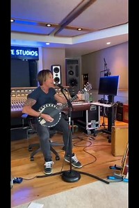 #banjobalm ... Loved seeing Keith Urban and Nicole Kidman rock out! You can enjoy their full 30 min home #InstaBand video on his facebook page! Keith is playing his Boston Deering Banjo! | Deering Banjos