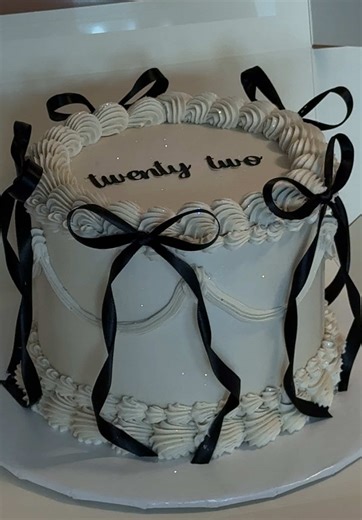 Cake Decorating Ideas: Bows and Birthday Cake Trends