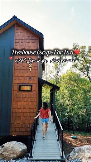 📍In The Trees Resort🌲✨ Escape to the treetops—where luxury meets nature. Whether it’s sipping champagne in your private hot tub, cozying up by the fire, or waking up to floor-to-ceiling views, this treehouse getaway for two is all about reconnecting and unwinding. #arkansas #LuxuryRetreat #hotspringsarkansas #NatureRetreat #treehouse | In The Trees