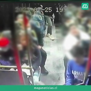 38K views · 378 reactions | Ni los pasajeros ni el conductor se salvan de este vil delito: Así operan los ladrones que acechan los recorridos de los buses red. | Meganoticias | Facebook