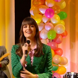 L'été est la saison des amours. Une bonne raison pour réécouter ce live de Clara Luciani sur le plateau de #Quotidien 💕 | Quotidien avec Yann Barthès