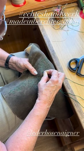 Unsere Stickerinnen verzieren in vielen Stunden Arbeit die handgemachten Lederhosen mit den typischen Stickmustern. Verwendet wird seit jeher ein Stickfaden aus reiner Maulbeerseide. #lederhosenaigner #aigner #heimat #regional #nachhaltigkeit #tracht #echteshandwerk #lebendigesberchtesgaden #unserbgd #berchtesgaden #watzmann #lederhose #lederhosen #säckler #säcklerlederhosen | Aigner - Lederhosen und Trachten