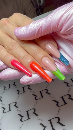 Ako si i ti tip osobe koji bira boju ovisno o raspolozenju, ne brini, nisi jedina 🤩💅💗 #richnails