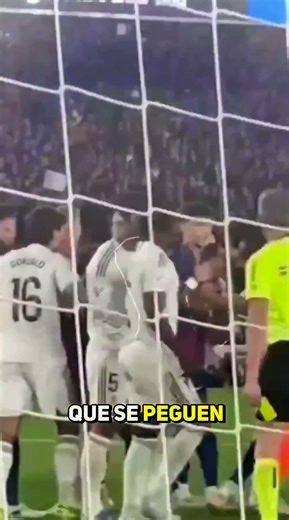 La afición del Barcelona se burló de la pelea de Tchouameni y Valverde #barcelona #valverde