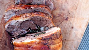 Langtidsstegt lammekølle med krydderurter | Nem opskrift på påskelam - FoodTV
