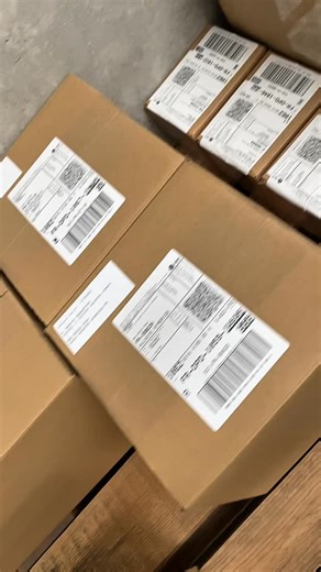 📦 Zoom sur la préparation de commande Chez Dynalife, chaque colis est préparé avec soin. Des produits de qualité, un emballage sécurisé et une expédition rapide ! 💪🏼 Ico Whey Pure : le mix de whey de haute qualité, parfait pour soutenir ta prise de muscle et accélérer la récupération après l’entraînement. 🔥 Lipoxyl 50x Elite : ton allié pour booster ton métabolisme et favoriser la combustion des graisses. Grâce à sa formule ultra-puissante, il t’aide à atteindre tes objectifs plus rapidement
