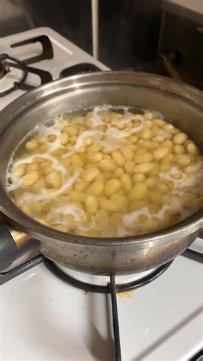 Itou Hisako on Instagram: "ソイリッチ買うか迷ってる とりあえず茹で食べたり ブレンダーでジュース状にして ニッピコラーゲンと一緒に飲んでる #お肌 髪 筋肉 内臓 女性ホルモン #プロテイン #ソイリッチ #ニッピコラーゲン"