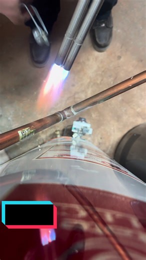 Testing out my buddy’s double barrel turbo torch by unsweating a 3/4” copper 90 I want for sweatin/un-sweatin 1-1/4” - 2” copper pipe. Worked out pretty good I’d say… #bluecollarworkers #tradesman #serviceplumber #plumbersoftiktok #turbotorch