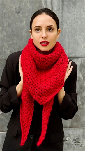 ✨ CARMEN, le châle au crochet qui fait son petit effet dès les premiers rangs ❤️🧶 Je l’ai imaginé facile mais avec une vraie allure : un triangle fluide, un point ajouré qui se mémorise vite, et ce tombé… 🤌 �Résultat : une douceur incroyable, une tenue légère, et une texture lumineuse. 👉 Si tu devais choisir : tu le porterais plutôt 1. en étole sur les épaules 2. en chèche bien enveloppant autour du cou ?�Dis-moi en commentaire 👇 📩 Tu veux le patron PDF vidéo ? �Lien : https://www.lecrochet