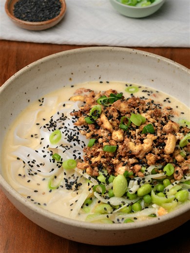 Ready in 20 minutes and packed with 40 grams of protein and 11 grams of fibre per serve, plus plenty of healthy fats, you'll definitely want to save this one for later! 🌱🍜 Welcome back to my 20-Minute Dinner series, where I share a new recipe every Sunday for those if you who don't have the time to be spending hours every day in the kitchen, but still want healthy, nourishing, delicious food. RECIPE (serves 2) INGREDIENTS For the tofu: • 200g firm or extra firm tofu • 1 tbsp soy sauce • 1 tsp 