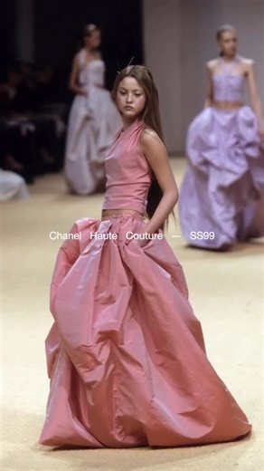 Archive.Labs | Fashion & Art Collectors on Instagram: "Chanel Haute Couture Spring/Summer 1999 embodied the bridge between classic elegance and a new futuristic spirit. Karl Lagerfeld redefined the house codes with light, fluid silhouettes, glimmering details, and a vision that felt both timeless and ahead of its time. . . . . #chanel #chanelhautecouture #90s #ss99 #fashion #fashionshow #rumway"
