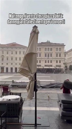 17/07/2026 - Maltempo, il vento sferza piazza Unità: danneggiato l'allestimento per i concerti