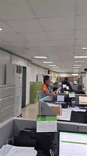 WATCH | NEWS UPDATE: Co-workers of Gerilin Gascon at a bank in Malaybalay City, Bukidnon celebrate upon learning she passed the 2025 Bar Exams. Gascon is in the Top 14 with an 89.79% rating, based on results released by the Supreme Court on Wednesday, January 7, 2026. | Courtesy: Rogerist Usaraga #GMARegionalTV #LocalNewsMatters #GMAIntegratedNews | GMA Regional TV News
