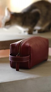 Kit Bag, Dopp Kit, or Toiletries Bag—no matter what you call it, PUFFIN is the classic accessory bag essential for your everyday adventures. Whether you're travelling or enjoying a day out, PUFFIN will help you organize and carry all your essentials with care and ultimate style. The spacious interior is designed with simplicity in mind, offering you the flexibility to carry your essentials however you prefer. Lined with plush velvet, it ensures your belongings are pampered and well-protected. Wh
