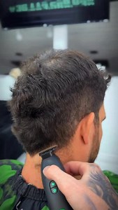 Si quieres aprender barbería como se hace en la vida real, sígueme. Lo que no te enseñan en las academias, te lo enseño yo. 💈🔥 #barbería #barbero #aprendebarbería #fadeperfecto #barberoscolombia | ElBarber