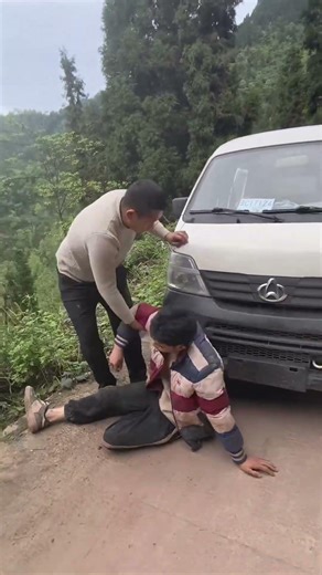 Heartbreaking scene of a rollover!#kindness #inspiration #helpothers