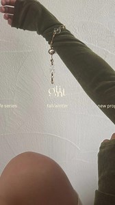 - life series A/W - 春夏にリリースしたlife series。 今回新たに新色や限定色を加え、glintらしい秋冬の提案にシフトしました。 日常により馴染みやすいシリーズ。大切な方へのプレゼントなどにもお勧めです。 再販のご要望も多くいただいており、お待ちいただいていた方、新しく知っていただいた方へと届きますように。 life series ・melt arch bag(black only) ・loop bag ・w chain necklace ・phone strap holder ・phone grip (new color,limited color) ・w chain strap (new color) ・original porch | glint.official