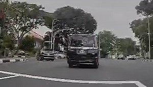 Volkswagen Touran making a right turn nearly collides with Toyota Noah. =============================== Car insurance due? Get peace of mind with BUDGET DIRECT INSURANCE. Get full protection with great insurance cover. Use Affinity code ROADSSG to enjoy 5% off premium. Don't wait, get an instant quote today! https://bdi.sg/insure-your-car-offer | ROADS.sg