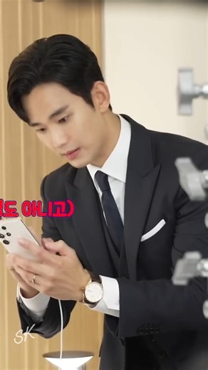 SK 김수현 🌸 on Instagram: "Baek Hyunwoo 🩵😍A thinking man is dangerously attractive😘🤣 Watching Kim Soo Hyun makes my heart smile. I just want to keep looking at you forever. But this is Hyunwoo — not Soohyun, right!?😃 Completely locked into the scene… The legendary password-battle moment. The way he struggles to open Haein’s phone — the whole thing starts off funny and Soohyun takes it to another level. He never misses a chance to make us laugh 🤭 Soohyun is such a mood-maker. He makes everyon