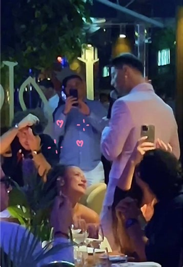 Crowd Reactions to Live Singing Performance