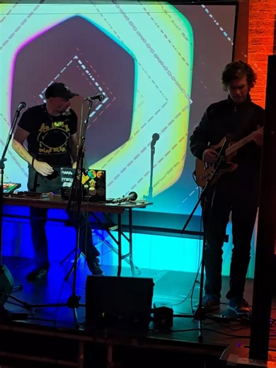 Alien Alarms x Luke Purbrick #live at Gabriella's @intoxextravaganza Visuals by Chris Essex Filmed by Simon Yorkshire #livemusic #electronicmusic #jazz #hiphop #glitch
