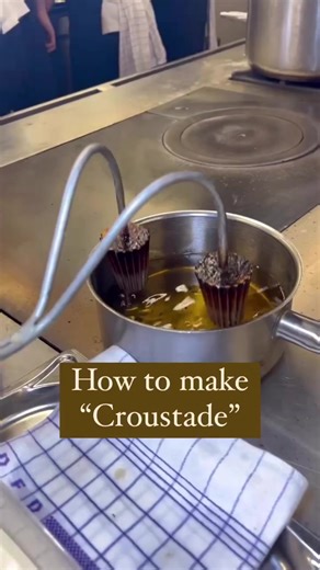 Do you know how to make a croustade? Here you see @soelleroed_kro making one of their snacks 😋 it’s a delicious little crispy cup, you can fill with whatever you like! What would you put in? Buy croustade iron in bio ❤️ Video by @nordic_chefs #croustade #iron #chef #skills #krustader
