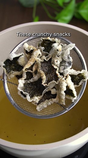 Seaweed Rice Paper Chips 🥣Ingredients: 6 Sheets Rice Paper 6 Sheets Seaweed (Nori) Water (for dipping) Salt (to taste) Sesame Seeds (for garnish) Cooking Oil (for frying) 📝 Steps: 1. Cut the rice paper to match the seaweed. 2. Sprinkle salt and sesame seeds on the seaweed. 3. Dip rice paper in water, layer on seaweed, and press to stick. Cut into squares. 4. Fry until golden, 30-60 seconds per side. 5. Drain on paper towels.