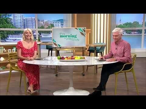 Holly Willoughby Massive Shoe Dangle #shoeplay#shoedangle#massive#thismorning#highheels#News#UK#feet
