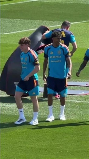 Las risas de DE LA FUENTE con LAMINE YAMAL, NICO WILLIAMS y VÍCTOR MUÑOZ en el entrenamiento
