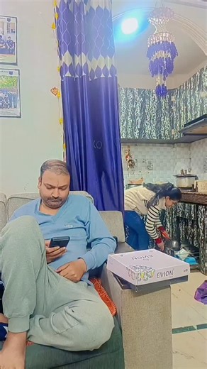 Shakshi Saxena on Instagram: "Ye mujhe ghar se niklva ke hi rahega 😩😂"