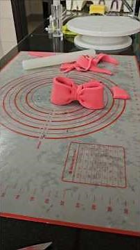 A Quick and Easy Way to Make the Cutest Fondant Bow.. Note: Keep the fondant just a little thick ...