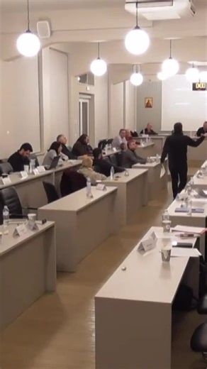 Ένταση στο Περιφερειακό Συμβούλιο Πελοποννήσου για τις ανεμογεννήτριες στον Κοσμά Αρκαδίας Κατοίκοι του Κοσμά διαμαρτυρήθηκαν για την εγκατάσταση ανεμογεννητριών στον Πάρνωνα. Με πλακάτ και συνθήματα, απαίτησαν να ακουστεί η φωνή τους. #Αμενεμογεννήτριες #Περιβάλλον #Κινητοποιήσεις #ρεπορτάζ