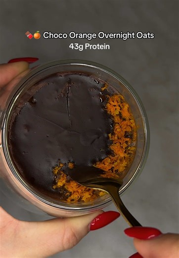 🍫Choco Orange Overnight Oats Ako si tim čoko–oranž 🍊 ovo je za tebe 🤍 450kcal | 43g Proteina Sastojci: \t•\t40 g ovsenih pahuljica \t•\t10 g kakaa \t•\t100 ml vrele vode \t•\t1 merica whey proteina (čokolada) \t•\t100 g skyra \t•\tRendana korica pomorandže \t•\tSok od 1 pomorandže (oko 60 ml) Čoko preliv: \t•\t12 g istopljene čokolade 🍫 Priprema: 1️⃣ Ovsene pahuljice i kakao prelij sa ~100 ml vrele vode. 2️⃣ Ostavi par minuta da omekšaju. 3️⃣ Dodaj whey protein i dobro sjedini. 4️⃣ Ubaci ren