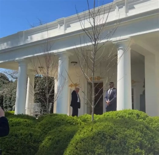 Trump is out at the Rose Garden patio testing the new sound system and the crowd reaction says everything.They see him, it erupts.Small moment, but it shows the energy is still there every time he steps out.He’s not just working behind the scenes.He’s feeling it in real time.