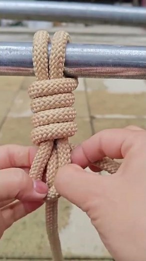 the process of tying the bogie rope firmly and simply to the stainless steel pole.