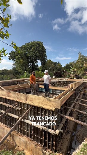 Todo empieza con un buen encofrado, porque es lo que le da forma y precisión a la estructura de la piscina. En este proyecto utilizamos concreto de 4000 PSI en los muros, garantizando mayor resistencia, durabilidad y seguridad en la estructura. Después de preparar todo correctamente… llega uno de los momentos más importantes: la fundida del concreto. Construir bien no es casualidad, es ingeniería. En Ingeniería y Construcciones Vallejo hacemos realidad tus proyectos con responsabilidad y calidad