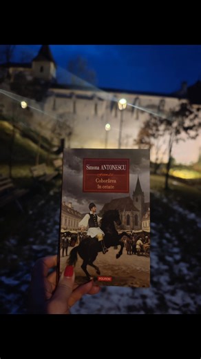 📖❤️ Am citit, m-am plimbat, m-am plimbat și iar am citit! Mi-a plăcut foarte mult! ❤️ Am citit cartea la ea acasă, printre poarta Ecaterina, poarta Șchei, Biserica Sf. Nicolae și Casa Sfatului. Este o carte fascinantă despre Brașovul de la 1600. Printre zidurile cetății și destine fragile, Simona Antonescu ne invită să coborâm în inima unei lumi pline de teamă, speranță și curaj. Nu eroii mari sunt în centru, ci oamenii simpli, cu frământările lor, cu viața lor simplă, cu dureri și iubiri tăcut