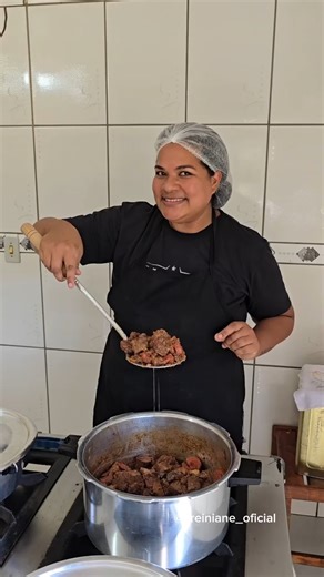 Creiniane Mariana on Instagram: "✨️✨️ Comenta: "EU QUERO" a receita chega no direct. Vamos fazer 🥩 Ponta de Peito com Cebola? Essa receita é incrível e fica muito saborosa 🥰 Já salva esse vídeo pra não perder o passo a passo e compartilhe. #carnedepanela #pontadepeito #comidacaseira #reelsfood #viralfood #comidanaroça #carne"