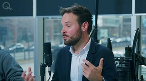 Pourquoi ne ferme-t-on pas les évacuateurs de crue pour empêcher les inondations? Est-il possible de réguler les débits avec une centrale au fil de l’eau? Les niveaux d’eau élevés qui ont causé des inondations ont-ils un lien avec nos exportations? A-t-on le contrôle sur le niveau de toutes les rivières du Québec? Dans cet épisode de notre balado Votre tweet est important pour nous, notre invité Pierre-Marc Rondeau, Ingénieur en gestion hydrique, nous aide à répondre aux nombreuses questions que