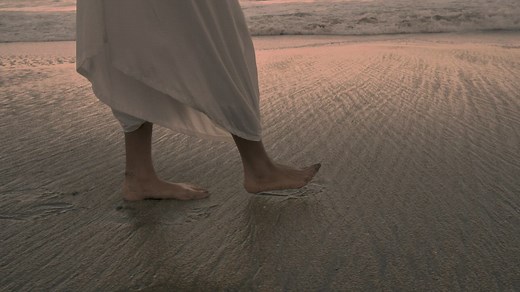 Feet walking on the beach - Free Stock Video