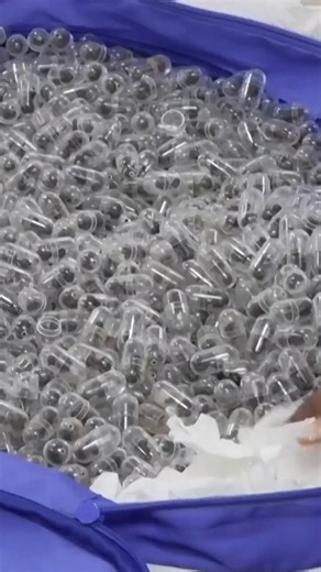 Kokain und Elfenbein sind nicht so rentabel wie Ameisen. Schmuggel verändert sich. 2.200 afrikanische Riesenameisen – jede einzeln in einem Reagenzglas – am Flughafen Nairobi sichergestellt. Ziel: China.Belgier und Vietnamesen versuchten schon dieselbe Art nach Europa zu schmuggeln. Jede einzelne Königin hätte in Südeuropa einen neuen Staat gründen können. Mit bis zu 2,5 Zentimetern Größe verdrängen sie heimische Insekten, zerstören Wildbienen-Nistplätze und rauben massenhaft Samen – was die ges