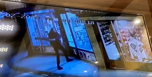 Unheard-of robbery in Novi Pazar: Man smashes shop window with big tree branch, jumps inside