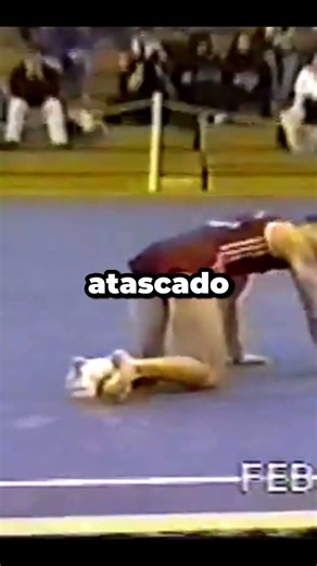 ¿Cómo se le quedó el pie ATASCADO ahí? 🤯