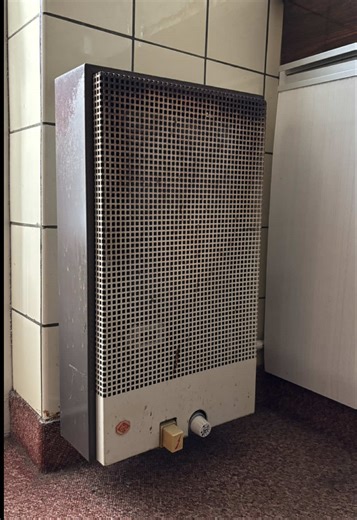 HELP! We weten dat we veel moeten uitzoeken, maar we weten óók dat ervaring goud waard is. Dus: wat zijn volgens jullie dé echte must-haves bij een klushuis? Laat het ons weten! 😊💪✨ #klushuis #verbouwen #droomhuis #inspiratie #vanstofnaarstijl