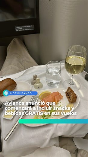 🎉✈️ Avianca anunció que comenzará a incluir snacks y bebidas GRATIS en sus vuelos Buenas noticias si vuelas con Avianca. La aerolínea Avianca anunció que comenzará a incluir snacks y bebidas GRATIS en vuelos dentro de América que duren más de 3 horas y media 🙌 Esto significa que ya no tendrás que pagar adicional por refrigerios durante el vuelo. Un alivio al bolsillo y una mejora en la experiencia a bordo 👏 Y eso no es todo 👀 Hace unas semanas también anunciaron que ya no cobrarán extra por 