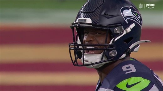 Kenneth Walker III's cutback maneuver sparks 21-yard run down right sideline