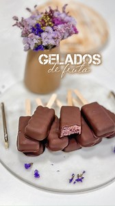 Gelados de fruta com cobertura de 🍫 Sim, SAUDÁVEIS sem açúcares extras adicionados. É porque com uma bimby é tão fácil, prático fazer que não pensei duas vez. Que vos parece, abre o apetite? -Ingredientes •3 bananas (aproveitem as maduras) •250g de mirtilos congelados •120g de iogurte natural ( ou natas) •300g de chocolate 70% •40g de óleo de coco -Preparação •Colocar no copo as bananas, os mirtilos, o iogurte e programar 40seg/ vel7. •Distribuir o preparado por formas de silicone e levar ao co