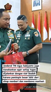 (Puspen TNI). Panglima TNI Jenderal TNI Agus Subiyanto memberikan kuliah umum kepada 111 Perwira Siswa (Pasis) Dikreg LIV Sesko TNI TA 2025 yang terdiri dari 48 Pasis TNI AD, 33 Pasis TNI AL, dan 30 Pasis TNI AU, bertempat di Graha Widya Adibrata, Sesko TNI, Bandung, Jawa Barat, Rabu (26/11/2025). Pembekalan ini menjadi momentum penting untuk memperkuat wawasan strategis, kepemimpinan, serta karakter para calon pemimpin tertinggi TNI. Dalam paparannya, Panglima TNI menyampaikan sejumlah isu stra