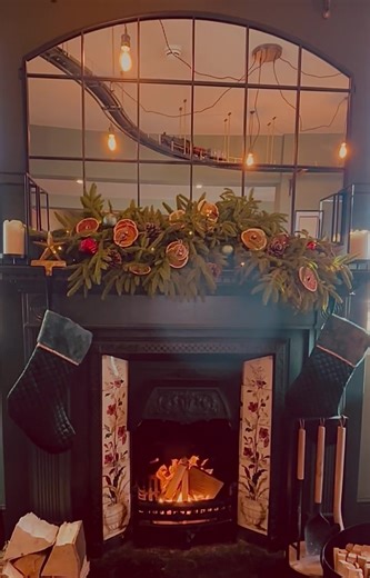 Boxing Day at The Great Western! 🥂 We’re open 11am–7pm, serving lunch and pouring all your festive favourites. Pop in, raise a glass, and show us your new clothes, shoes, hats and coats that Father Christmas kindly delivered 🎁✨ From our front door to yours — let’s keep the Christmas cheer rolling. See you at the bar 💚 | The Great Western